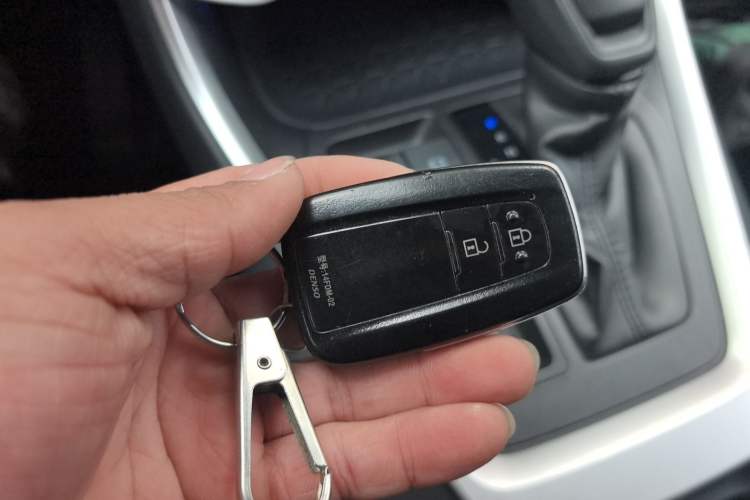 Used Toyota RAV4 2020 2.0L CVT Two-Wheel Drive Fashion Edition Vehicle Key