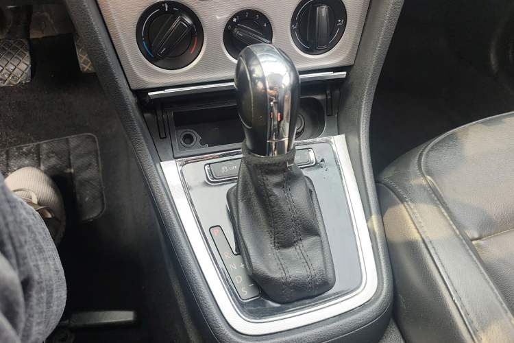Used Volkswagen Gran Lavida 2013 1.6L Automatic Comfort Model Gear Lever