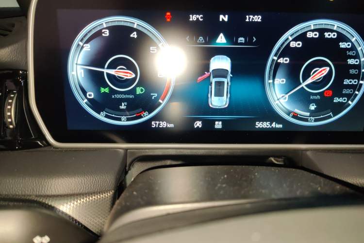 Used Hongqi HS5 2022 Facelifted Version 2.0T Smart Connect Flagship All-Wheel-Drive Edition Odometer Close Up