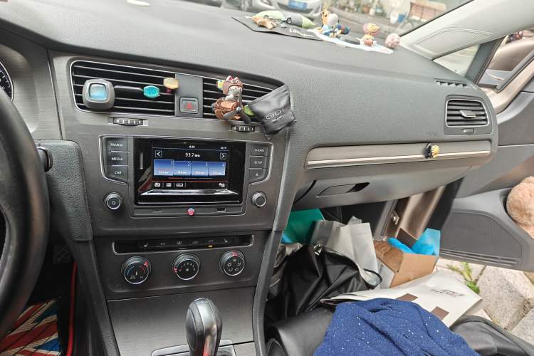 Used Volkswagen Golf 2016 230TSI Automatic Luxury Version Audio And AC Panel