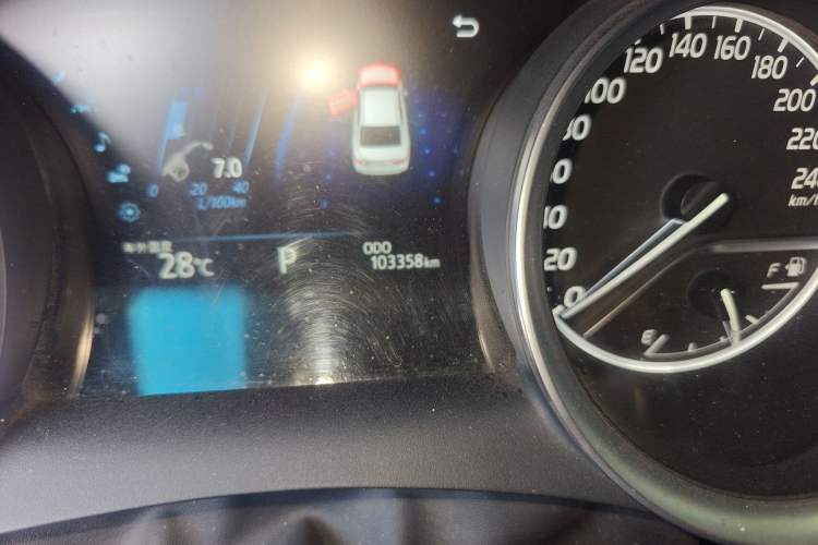 Used Toyota Camry 2018 2.0G Luxury Edition Odometer Close Up