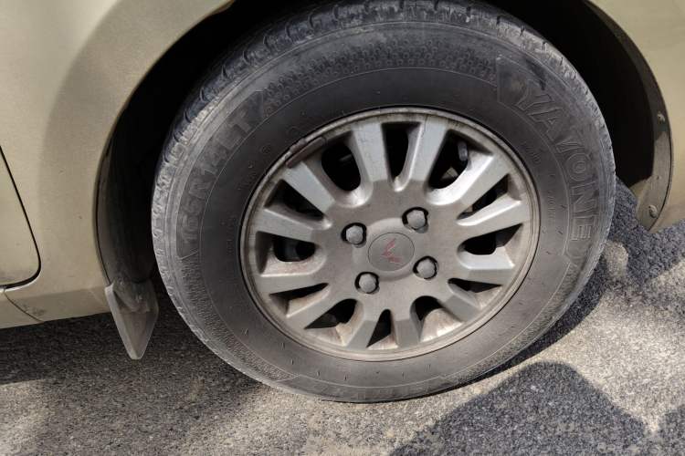 Used Wuling Rongguang V 2016 1.5L Standard Version Right Front Wheel Hub