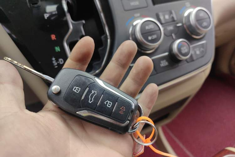 Used Toyota SIENNA 2018 3.5 Four-Wheel Drive LE Version 7 Seats – Canadian Edition Vehicle Key