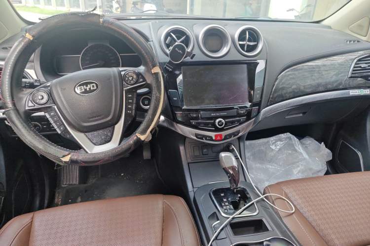 Used BYD S7 2016 2.0T Automatic Prestige Edition Center Console