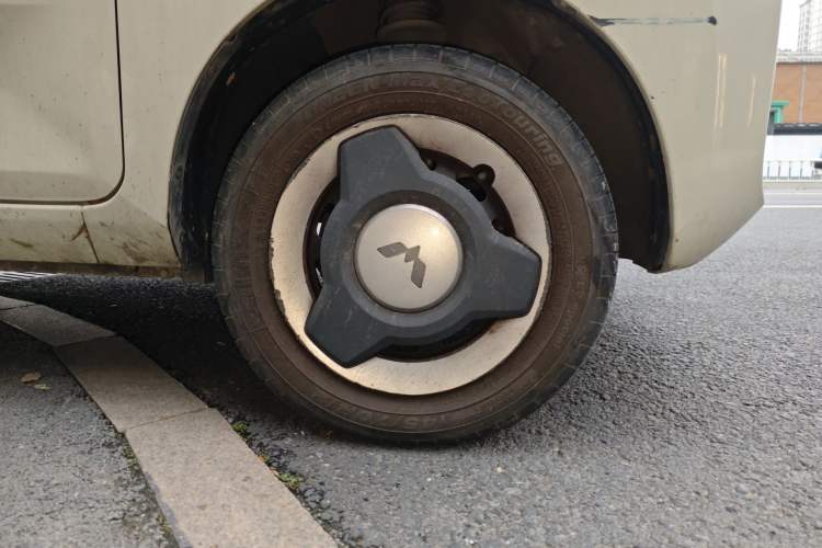 Used Wuling Hongguang MINIEV 2022 Macaron Fashion Model Lithium Iron Phosphate Right Front Wheel Hub