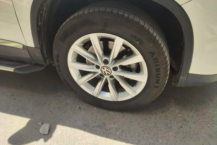 Used Volkswagen Tiguan 2016 280TSI Automatic Two-Wheel-Drive Silk Road Style Edition Right Front Wheel Hub