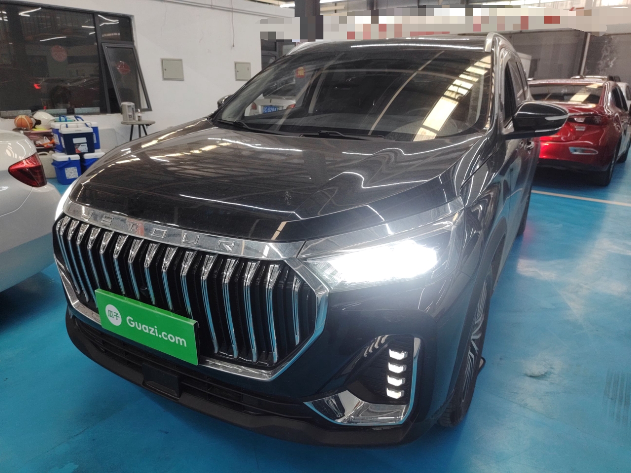 تحت مقدمة السيارة