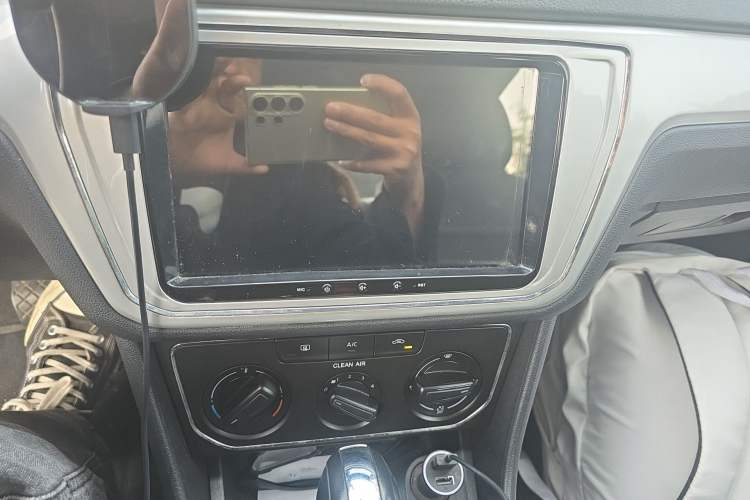 Used Volkswagen Lavida 2017 1.6L Automatic Comfort Edition Audio And AC Panel