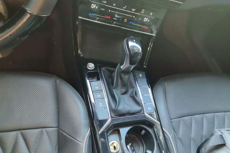 Used Volkswagen Passat 2020 Revised Version 330TSI Luxury Edition China VI Standard