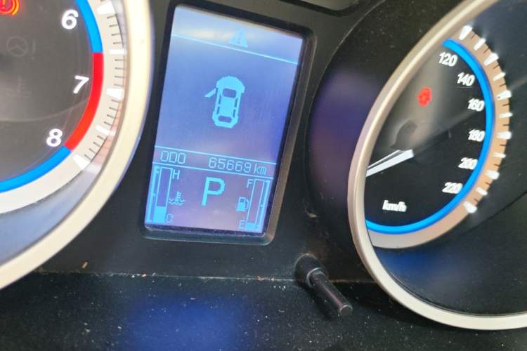 Used Soueast V5 Lingzhi 2014 1.5L CVT Comfort Model

