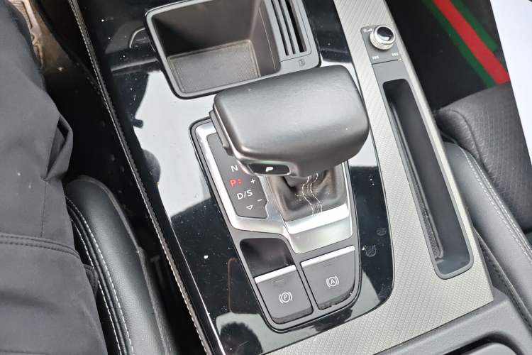 Used Audi Q5L Sportback 2022 40 TFSI Luxury Model Gear Lever