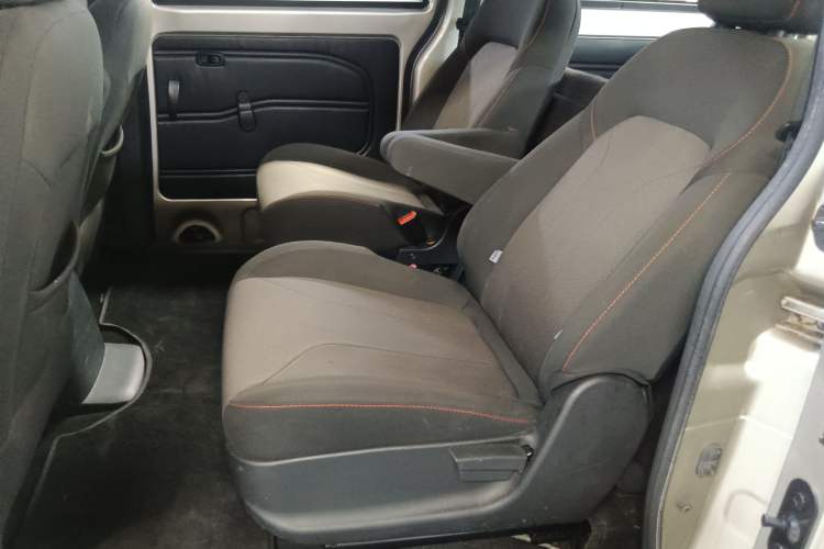 Used Dongfeng Fengon 380 2022 1.5L Standard Edition 7-Seater Passenger Vehicle