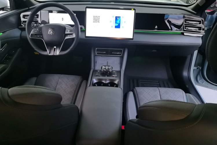 Used BYD Qin L 2024 DM-i 120KM Excellence Model Center Console