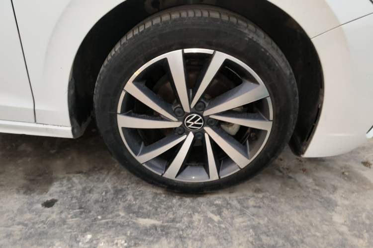 Used Volkswagen Bora 2021 1.5L Automatic 30th Anniversary Edition Right Front Wheel Hub