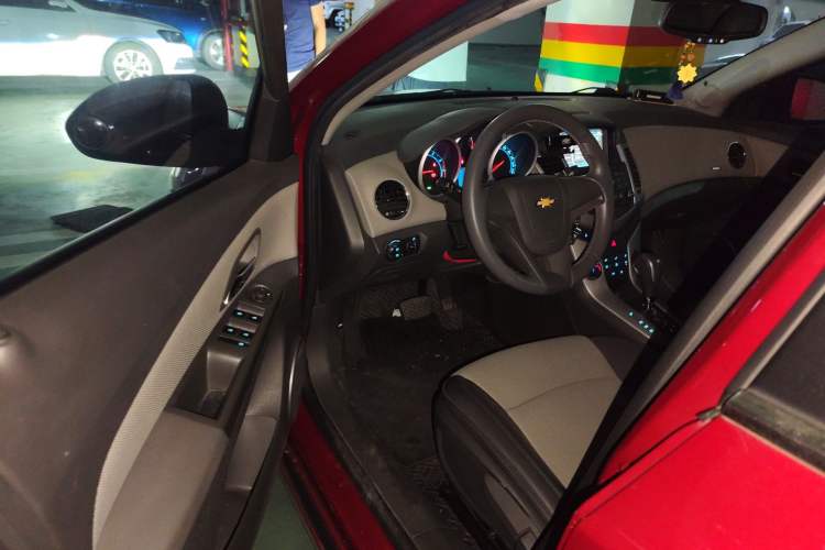 Used Chevrolet Cruze 2013 1.8L SE AT Driver Seat