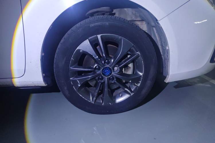 Used BYD Qin New Energy 2017 1.5T Luxury Model Right Front Wheel Hub