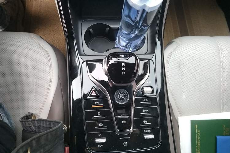 Used BYD Qin PLUS 2024 HONOR Edition DM-i 55KM Leading Model Gear Lever