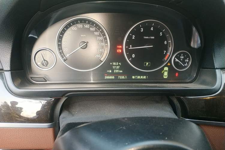 Used BMW 5 Series 2014 525Li Leading Model Odometer Close Up