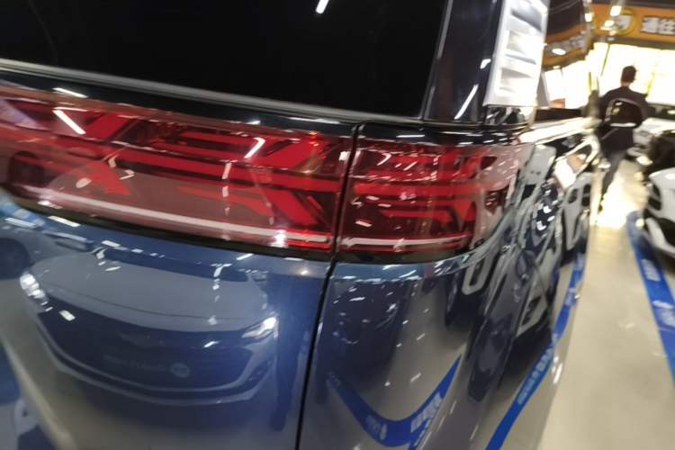 Used Denza D9 2022 DM-i 970 Four-Wheel Drive Flagship Model Exterior 3