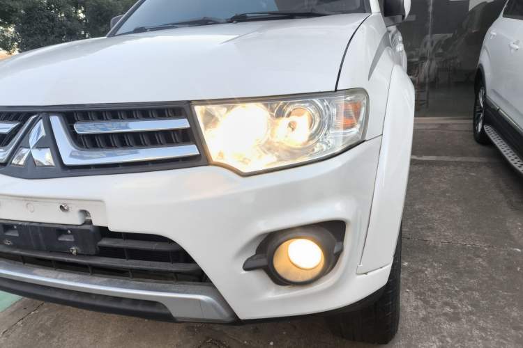 Used Mitsubishi Pajero Sport 2013 2.4L Manual Two-Wheel Drive Comfort Edition Left Front Headlight