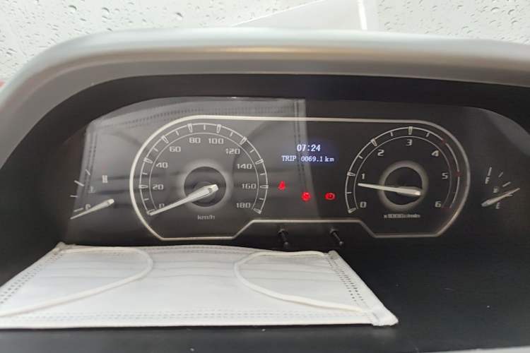 Used SAIC MAXUS Xintu V80 2019 2.5T Classic Model 6-Speed Manual Aotong Long Wheelbase Mid-Height 7-Seater
