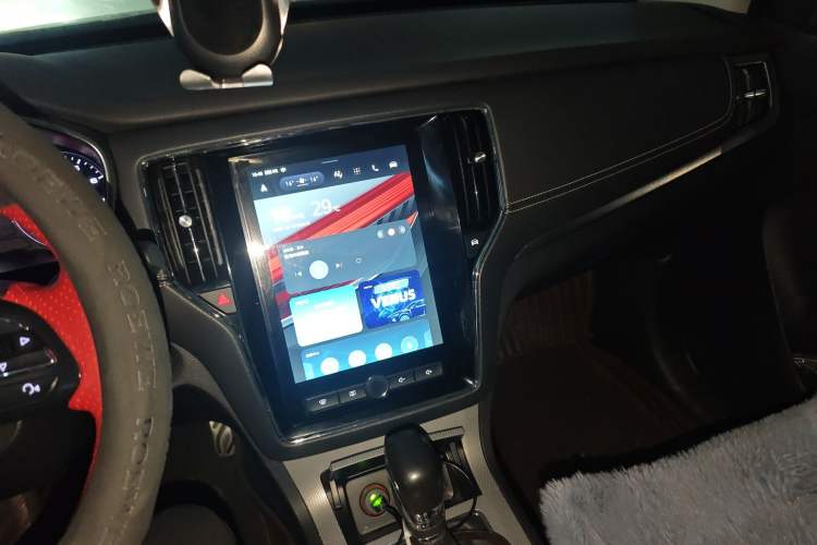 Used Roewe RX5 2016 20T Two-Wheel Drive Automatic Internet Smart Edition Audio And AC Panel