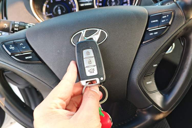 Used Hyundai Sonata 2014 2.4L Automatic Luxury Version China IV Standard Interior 1