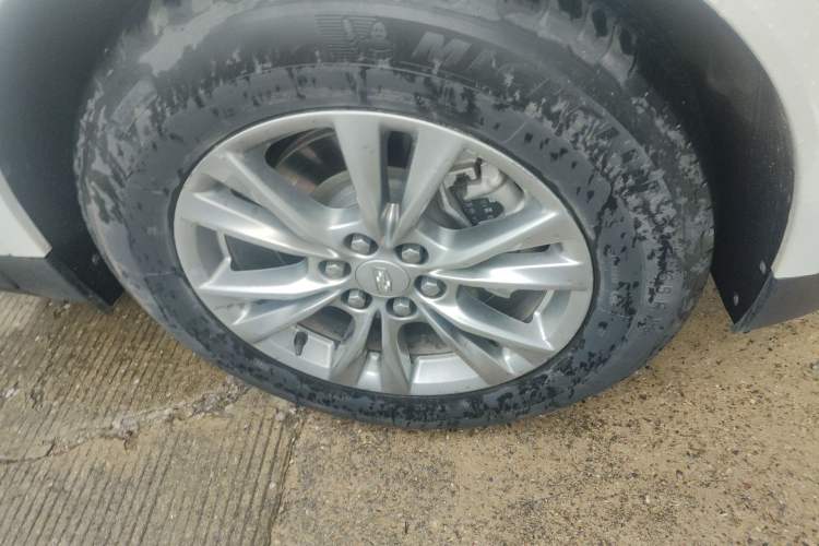 Used Cadillac XT5 2021 2.0T Two-Wheel Drive Luxury Version Right Front Wheel Hub