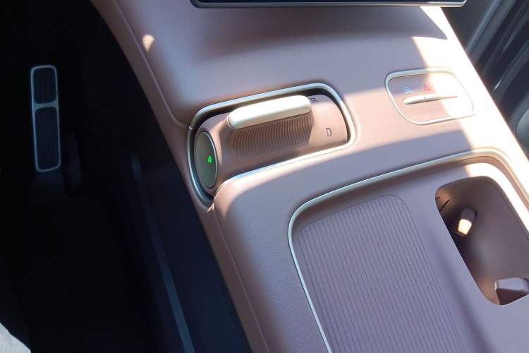 Used Nio ES8 2024 75 kWh Executive Edition Gear Lever