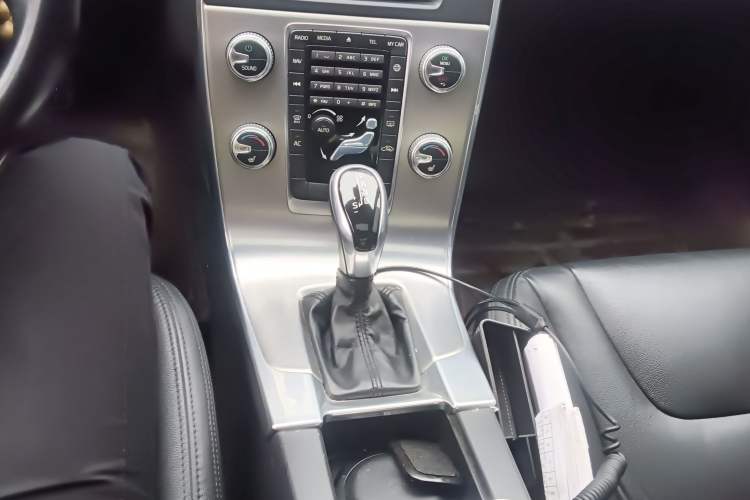 Used Volvo S60 2015 S60L 2.0T Zhiyuan Edition