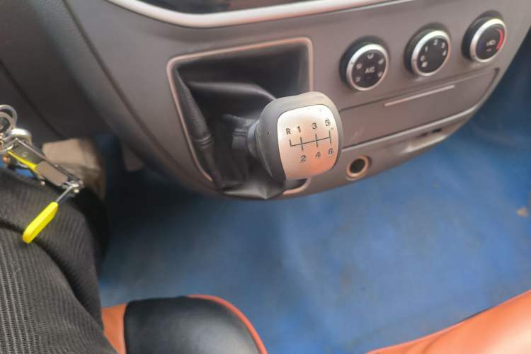 Used SAIC MAXUS Xintu V80 2020 2.5T Manual Classic City Delivery King Short Wheelbase Mid-Roof Design 2/3 Seats