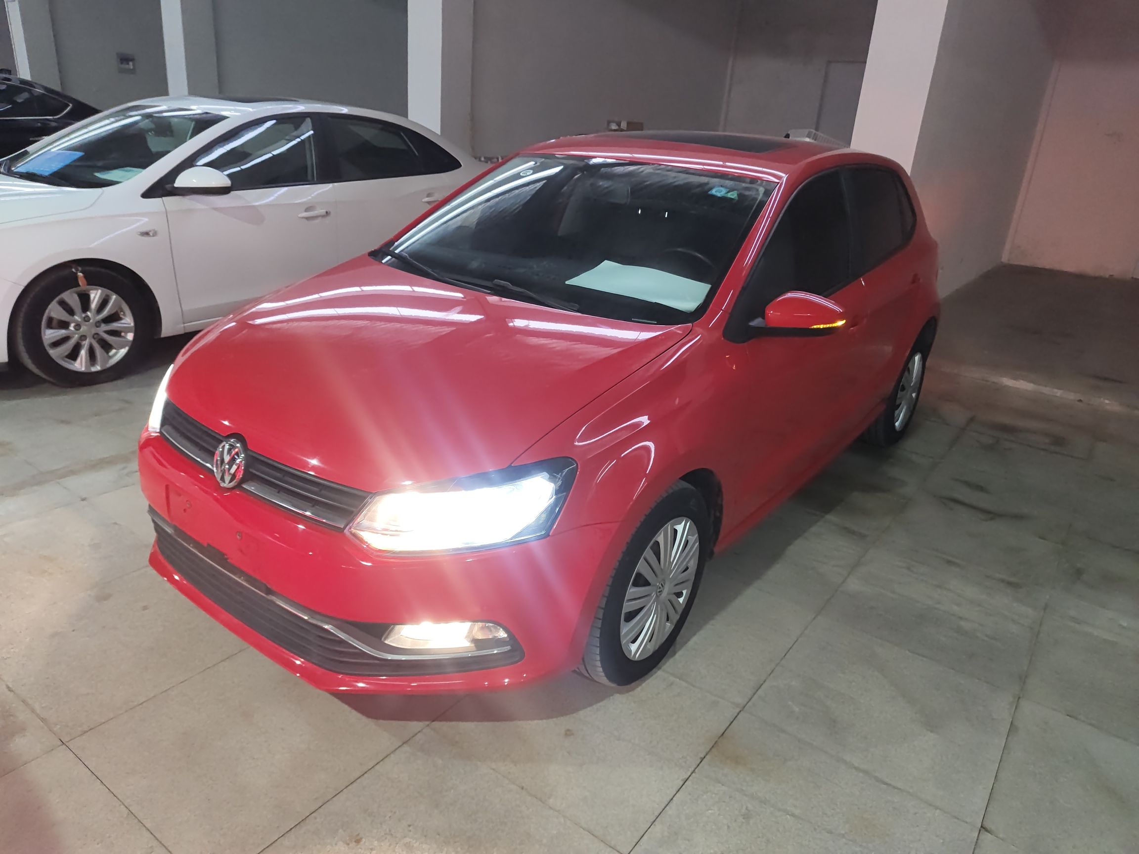 تحت مقدمة السيارة