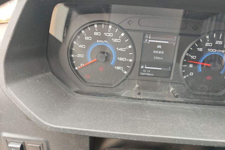 Used Iveco Daily 2023 2.5T A35M1 Short Wheelbase Low-Roof Single-Tire Side-Sliding Door 5-9 Seater Odometer Close Up