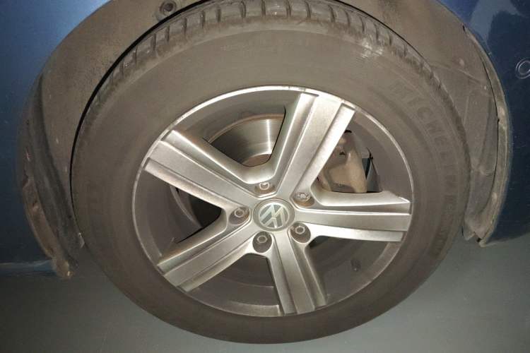 Used Volkswagen Golf 2015 1.4TSI Sportsvan Right Front Wheel Hub