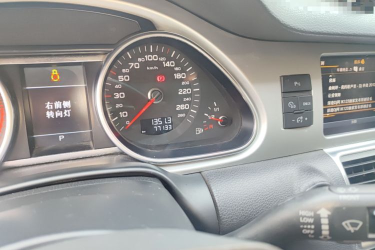 Used Audi Q7 2014 35 TFSI Ambition Edition Odometer Close Up