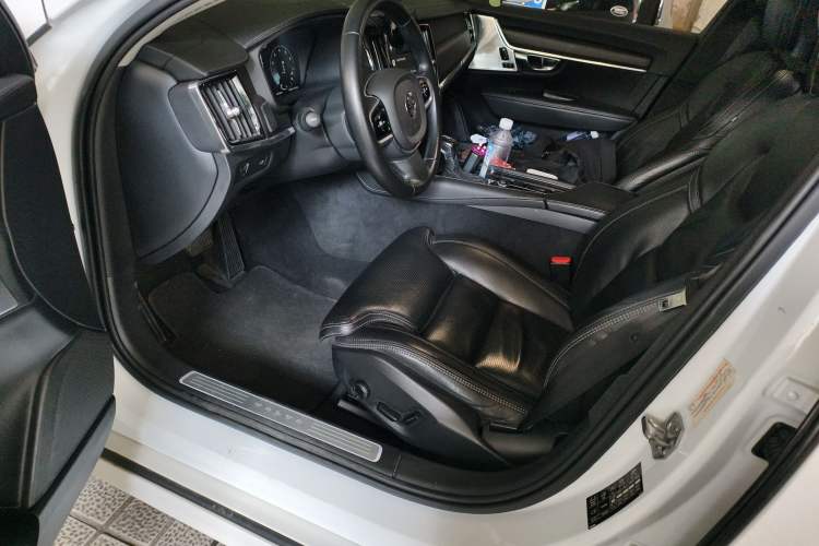 Used Volvo V90 2017 Cross Country T5 AWD Prestige Edition Driver Seat