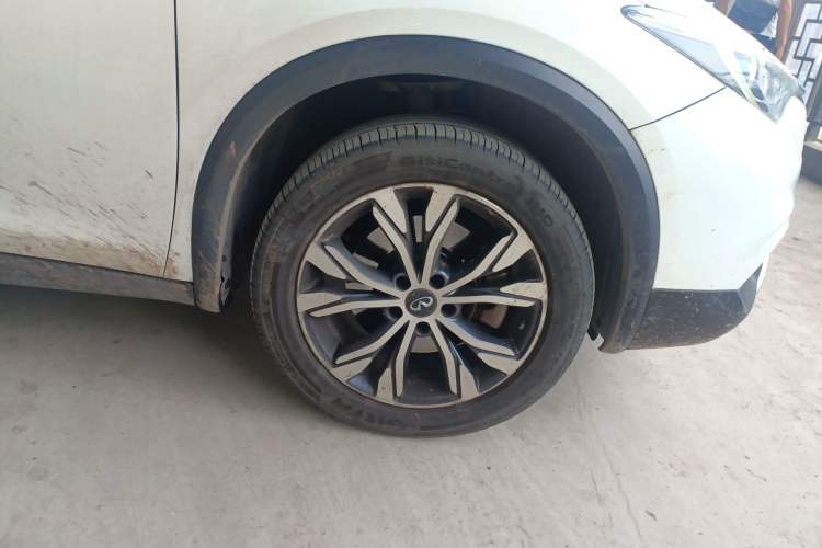 Used Infiniti QX30 2017 2.0T Four-Wheel Drive Sport Edition Right Front Wheel Hub