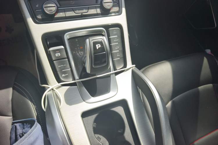 Used Geely Auto Emgrand X7 Sport 2020 1.8TD DCT Two-Wheel Drive Smart Connect 4G-Enabled Version
