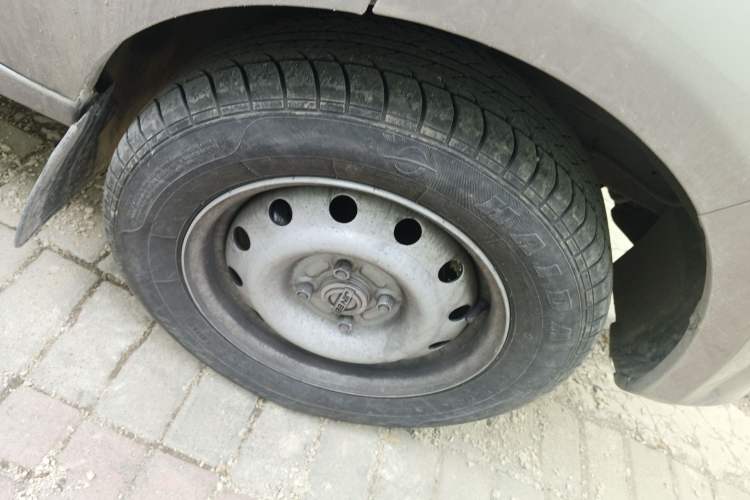 Used Jinbei Hiace X30 2024 1.5L Wealthy-Style Passenger Van 5/6/7 Seater with Front-Mounted Air Conditioning Right Front Wheel Hub