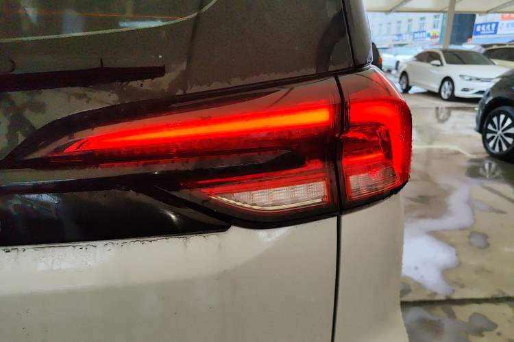 Used SAIC MAXUS G50 2023 PLUS 1.5T Happiness-Recommended Automatic Start Edition Right Rear Taillight