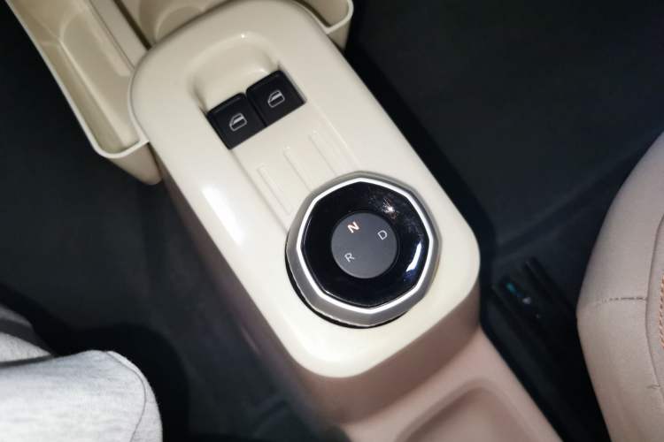 Used Geely Galaxy Panda 2023 Panda Mini 200km Endurance Bear Gear Lever