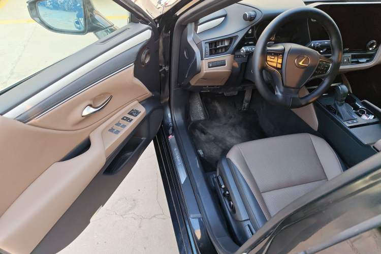 Used Lexus ES 2025 300h Deluxe Edition
