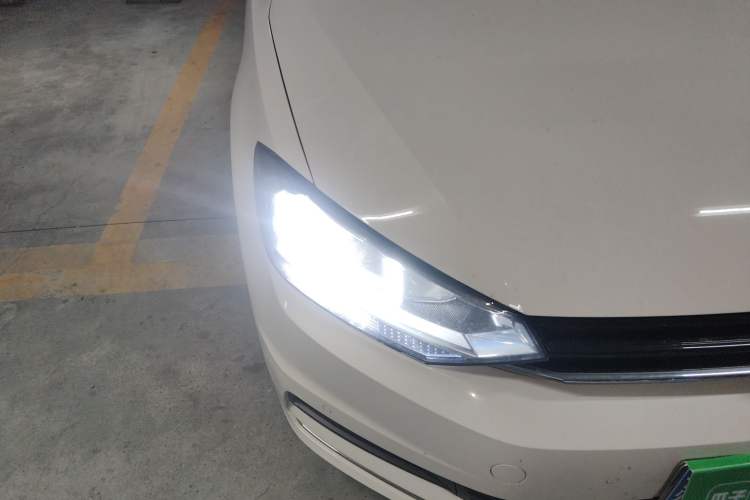 Used Volkswagen Touran 2018 Volkswagen Touran L 280TSI DSG Comfort Edition 7 Seats China VI Standard Right Front Headlight