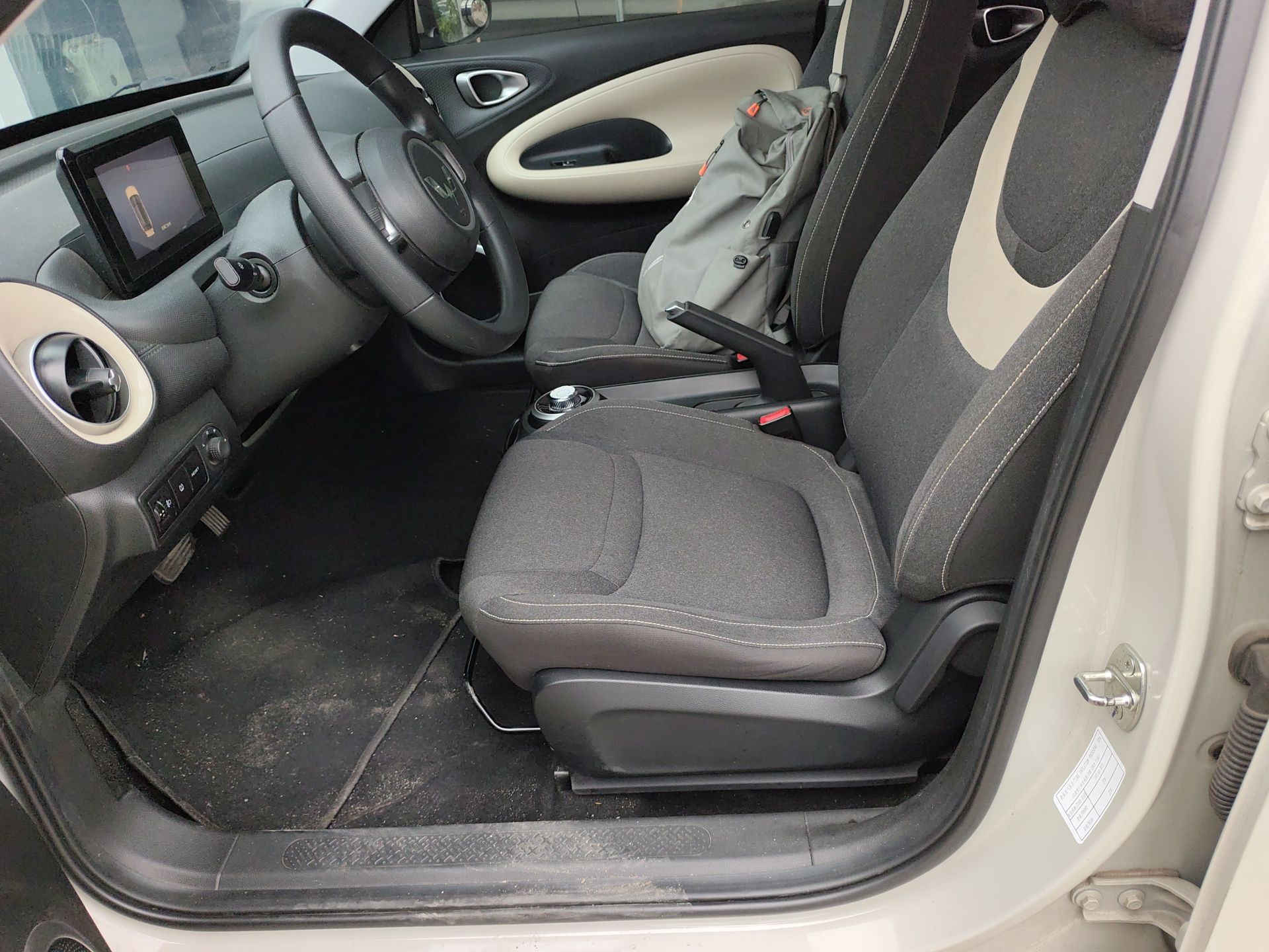 Переднее сиденье в автомобиле