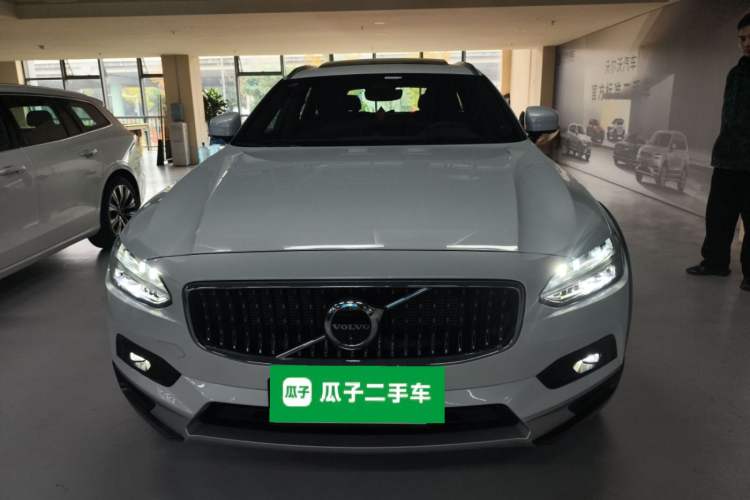Used Volvo V90 2024 Cross Country B5 AWD Prestige Edition