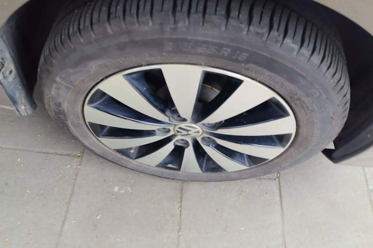 Used Volkswagen Sagitar 2018 1.6L Automatic Comfort Model Right Front Wheel Hub