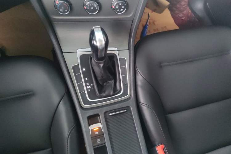 Used Volkswagen Golf 2016 230TSI Automatic Comfort Version Gear Lever