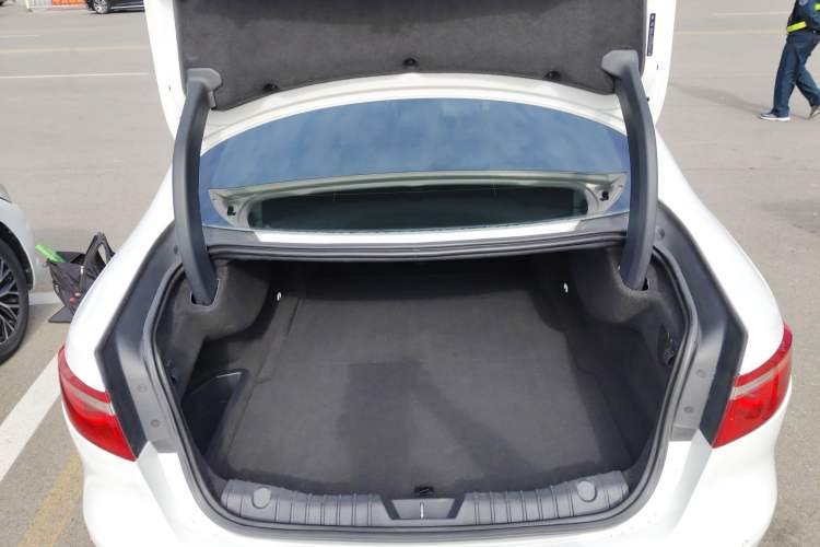 Used Jaguar XF 2016 XF 2.0T Two-Wheel-Drive Luxury Edition
