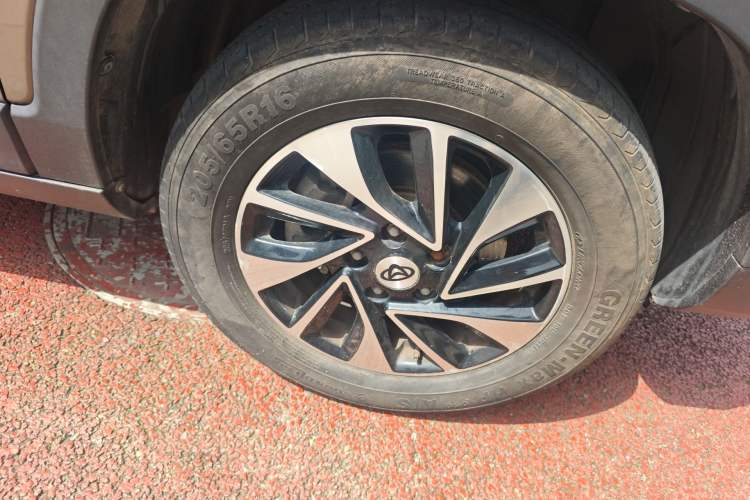 Used CHANGAN OSHAN X70A 2019 1.5L Manual Basic Version China VI Standard Right Front Wheel Hub