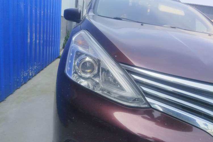 Used Nissan Livina 2013 1.6XE Manual Comfort Edition Right Front Headlight